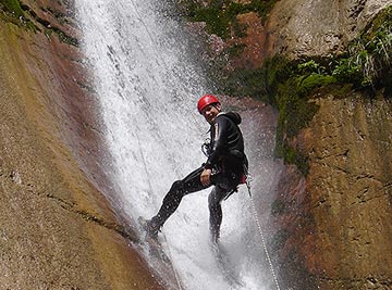 Beim Canyoning geheimnisvolle Schluchten entdecken, über Wasserfälle abseilen und in glasklare Pools springen!