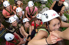 Schülergruppe beim Rafting