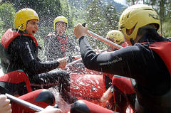 Schulgruppe beim Mini Rafting