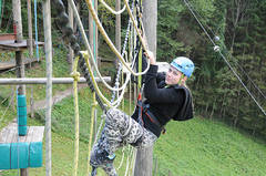 Person beim Klettern am Hochseilpark