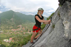 Klettersteigkurs Person beim Klettern auf den Bergen des Gardasees