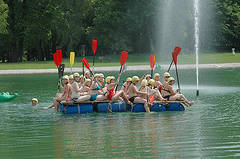 Floßbauen als Teamtraining am Badesee