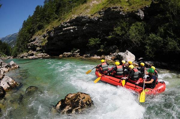 Raftingteam auf dem Fluss