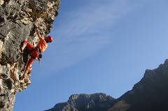 Person beim Klettern am Klettersteig