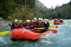 Schulgruppe beim Raften auf der Salza