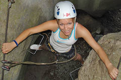 Person beim Canyoning am Klettersteig