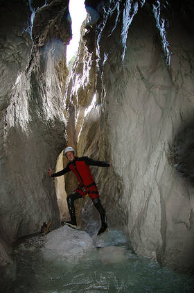 Mann in der Schlucht