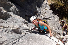 Person beim Klettern am Klettersteig