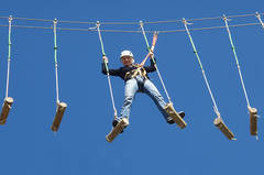 Person beim Klettern am Hochseilpark