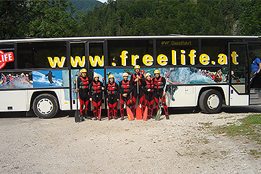 Gruppe vor dem FREELIFE Bus