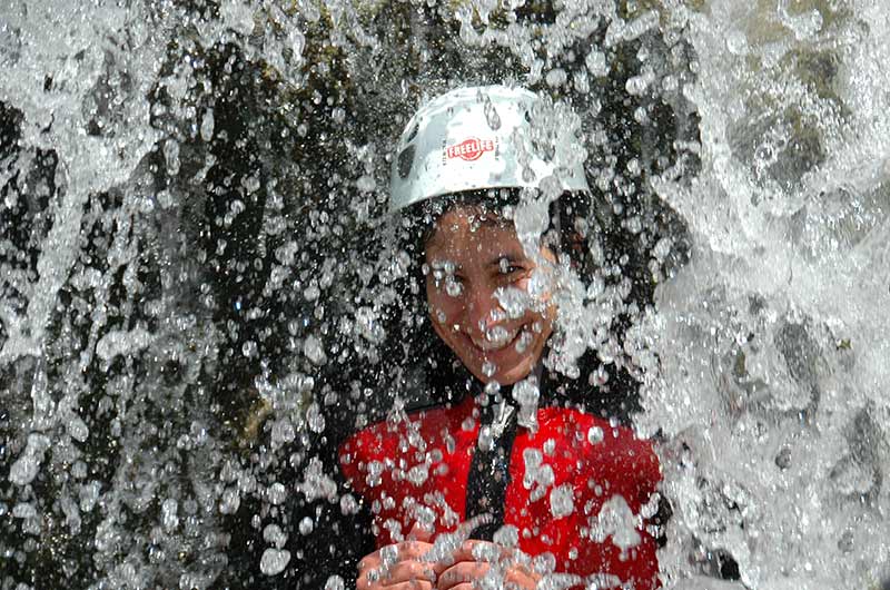 Frau im Wasserfall in der Steiermark