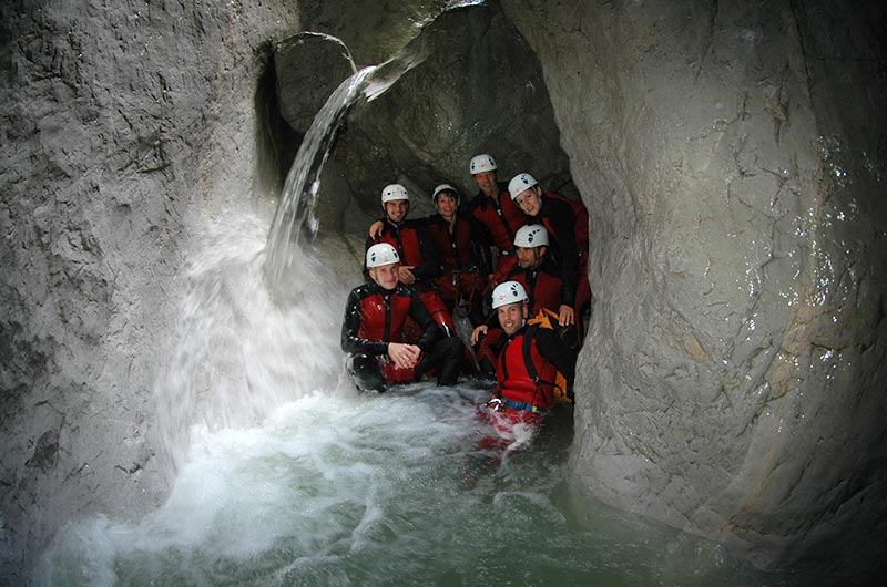 Canyoninggruppe beim Wasserfall
