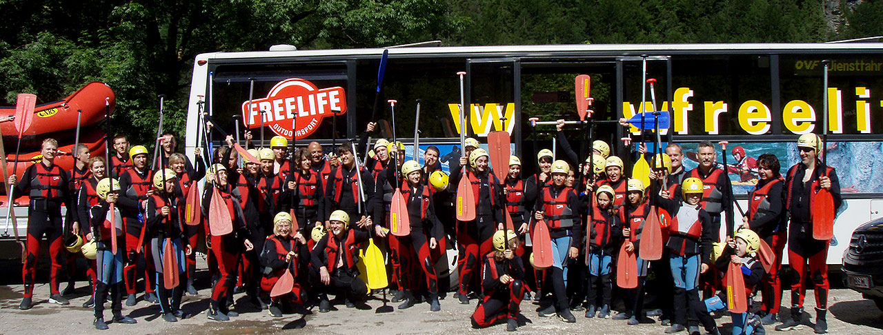 große Gruppe vor dem FREELIFE Bus