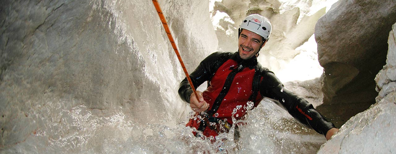 Person beim Canyoning Labyrinth Canyoning in der Steiermark