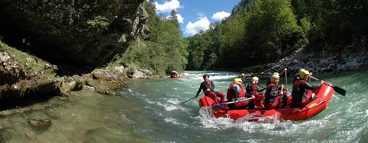 Raftinggruppe am Fluss