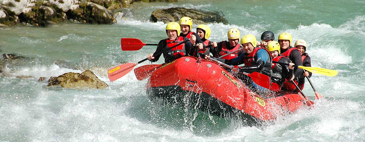 Raftinggruppe paddelt durch die Wellen der salza