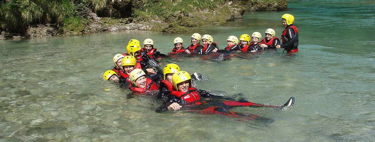 Schulklasse im Wasser