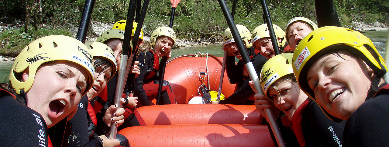 Schüllergruppe jubelt bei der Raftingfahrt