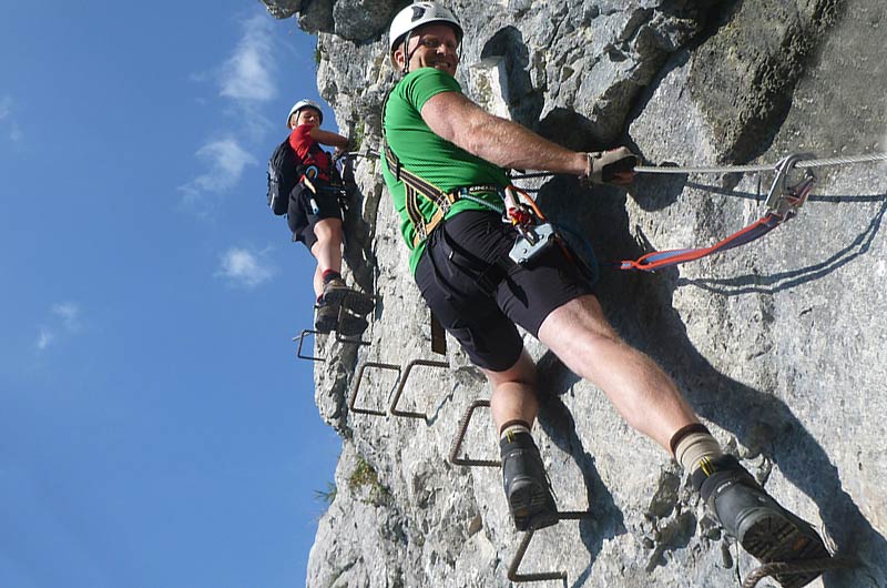 Kletterer klettert am Klettersteig