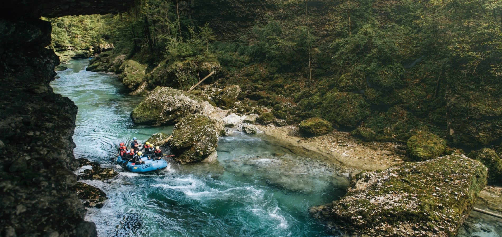 Outdoor-Aktivität am Bergfluss als Headerbild für die Anfrage-Seite von Freelife